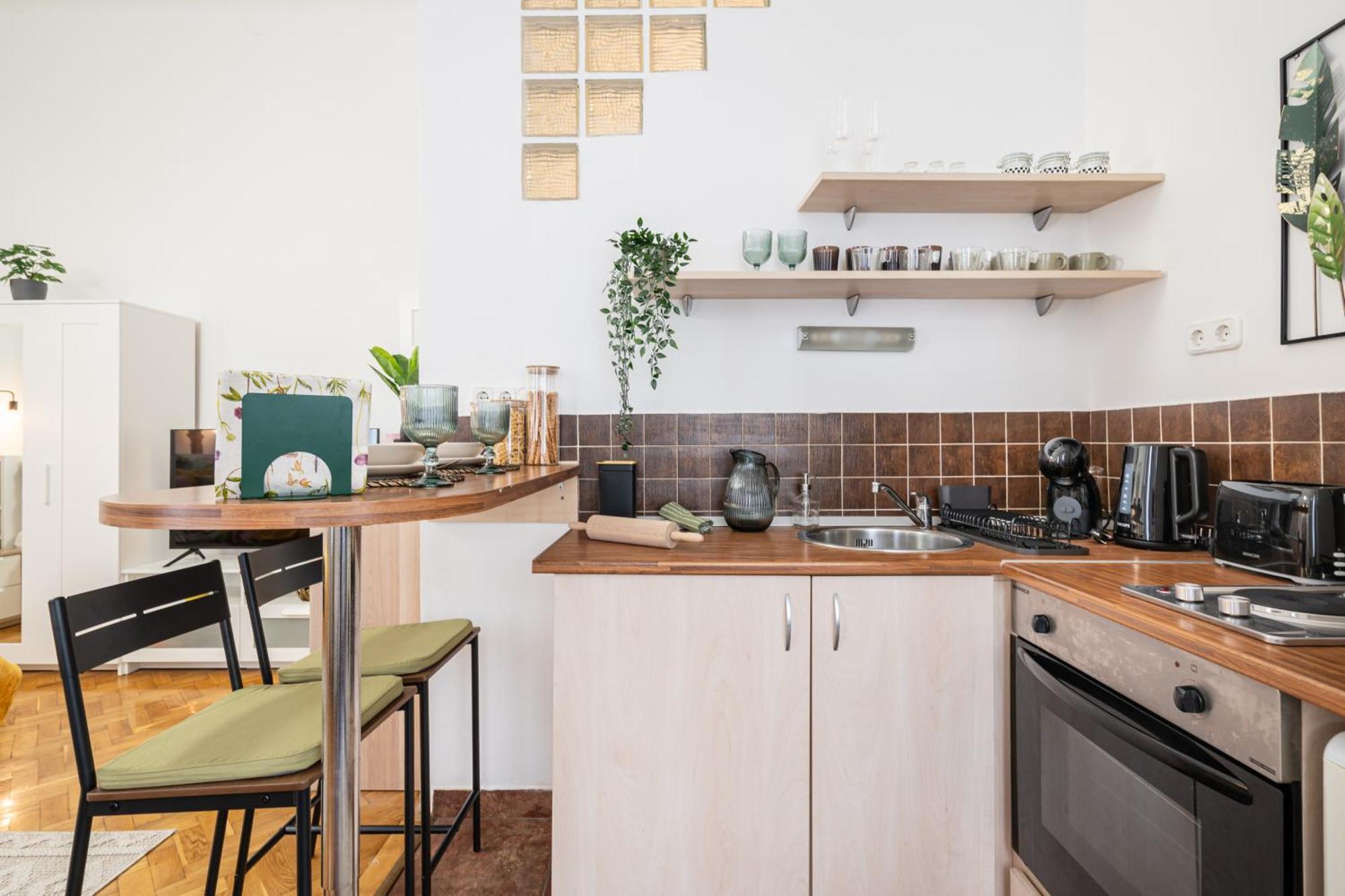 Cosmopolitan Studio - Chic Getaway In A Fancy Neighbourhood — Photos 3